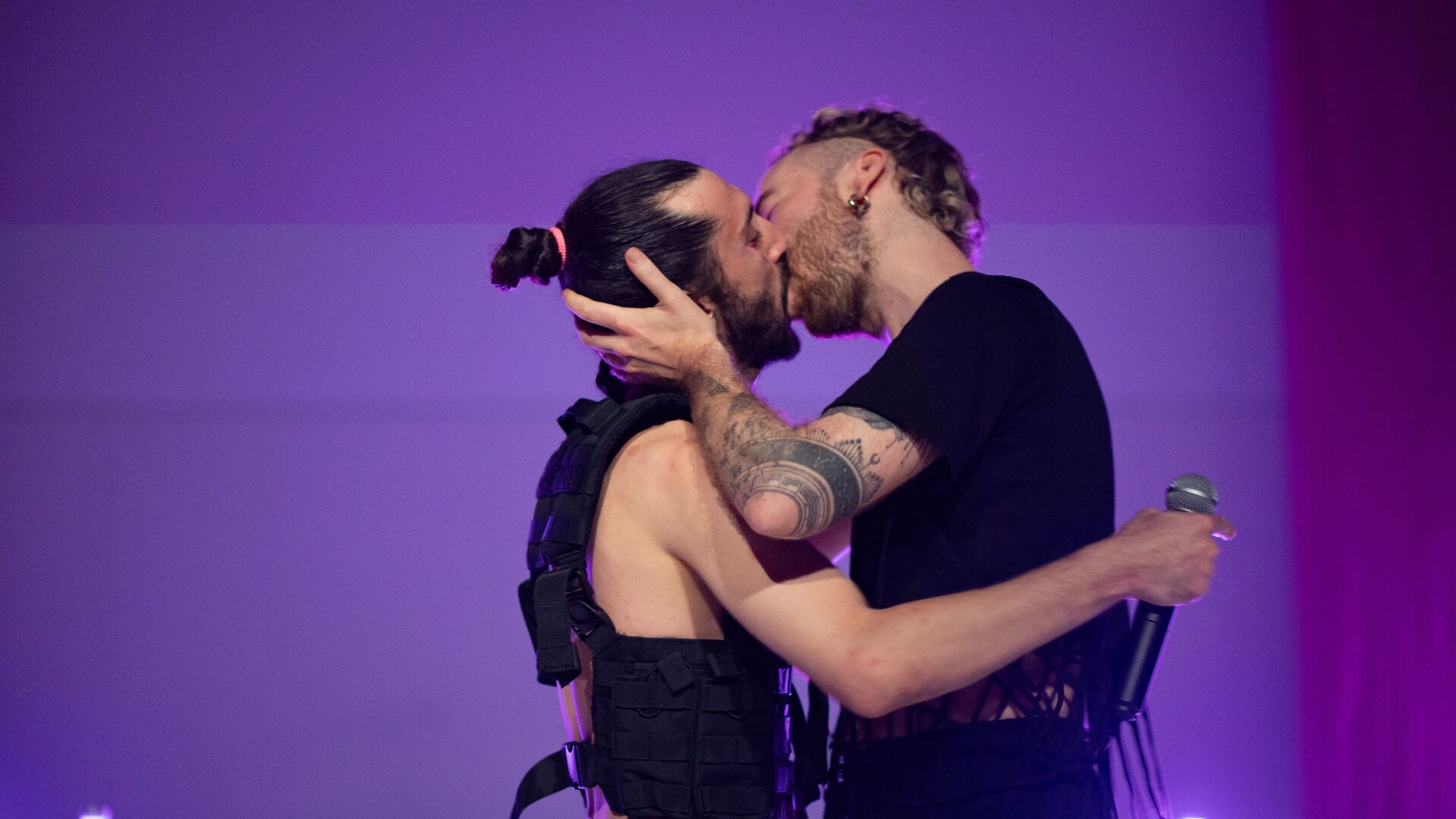 Twee mannen zoenen elkaar
