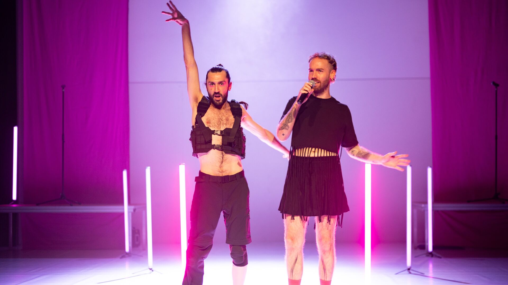 Twee mannen staan op het toneel