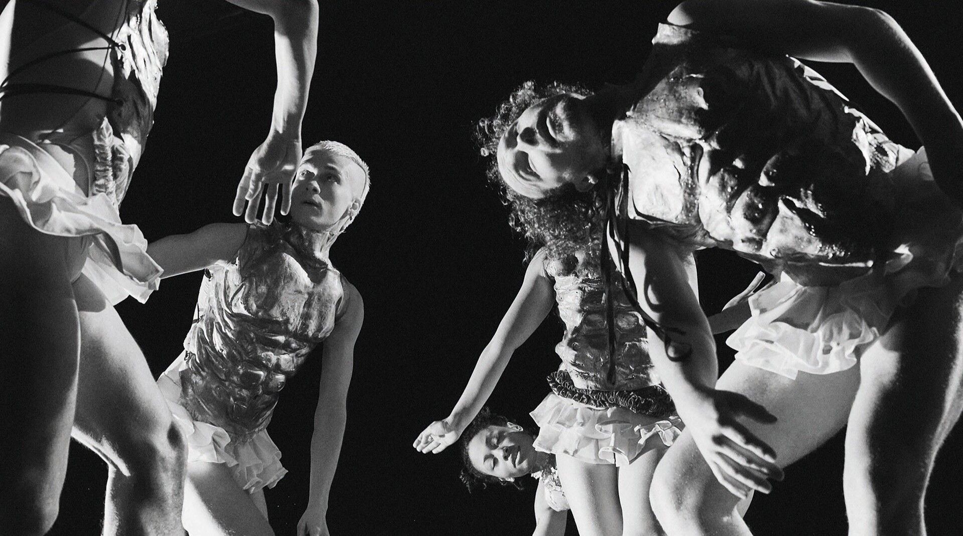 Zwart wit beeld van dansers