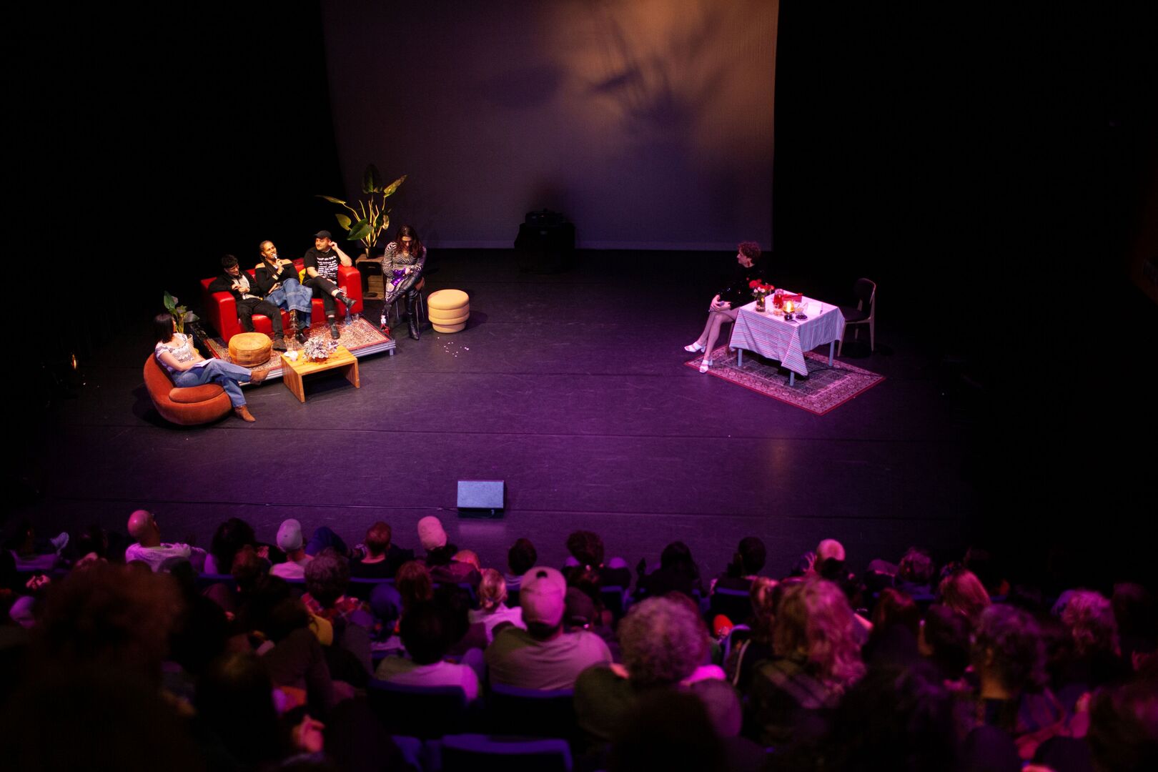 Zaal beeld voorstelling becoming