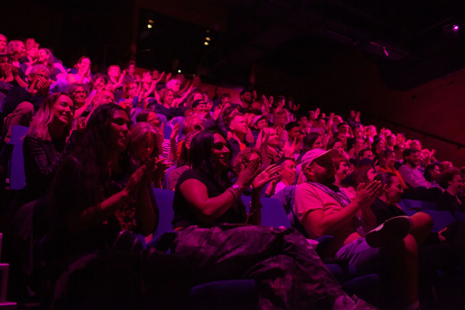 Publiek in de grote zaal van Theater Kikker