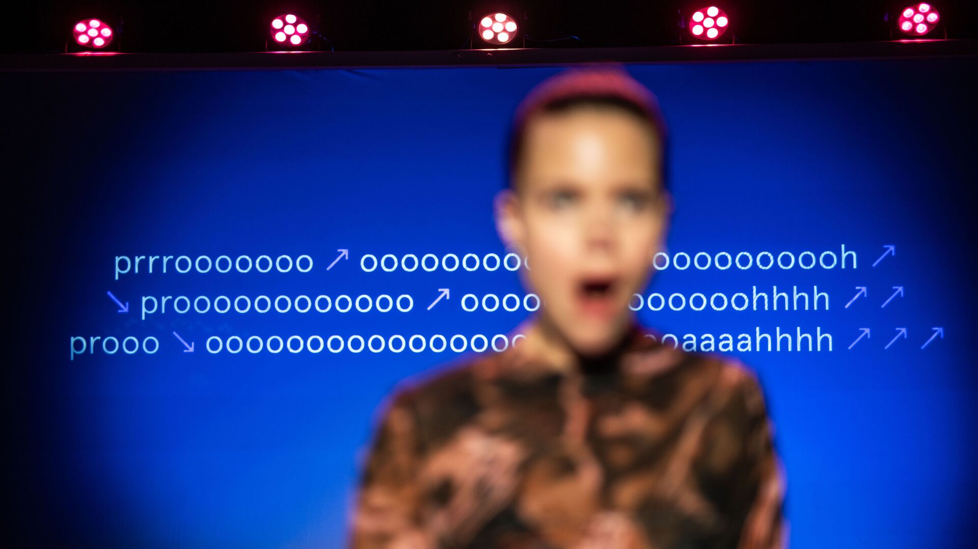 Een wazig beeld van een vrouw voor een blauwe achtergrond