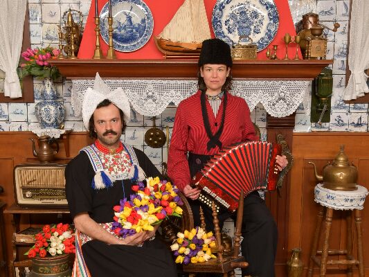Twee makers zijn verkleed in oud hollands klederdracht 