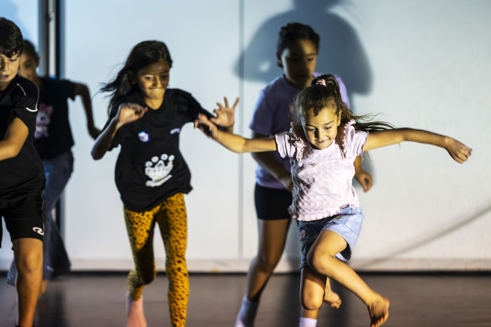 Kinderen dansen en springen