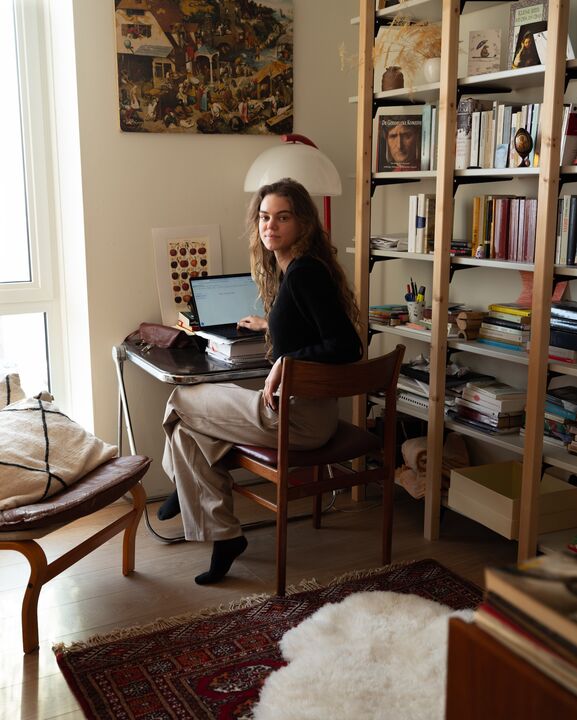 Foto van Dara Bazelet achter een bureau 