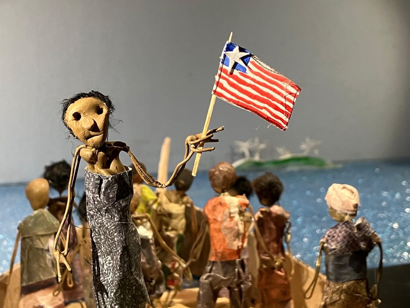 Klei pop met een Amerikaanse vlag in zijn hand