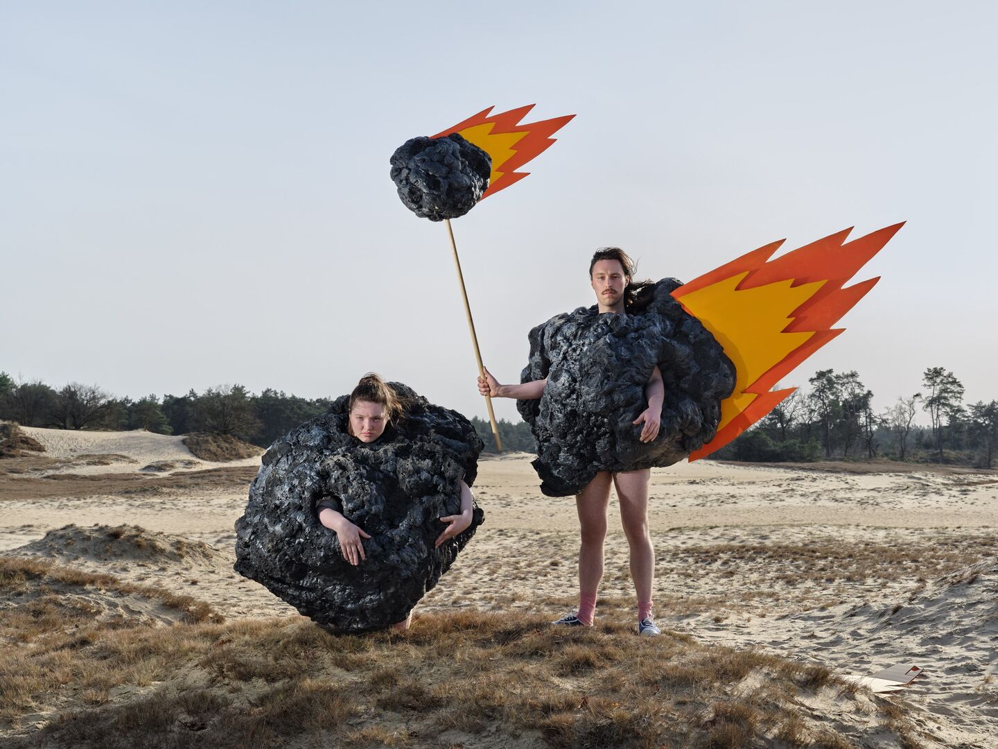 Een man en vrouw verkleed als meteorieten 