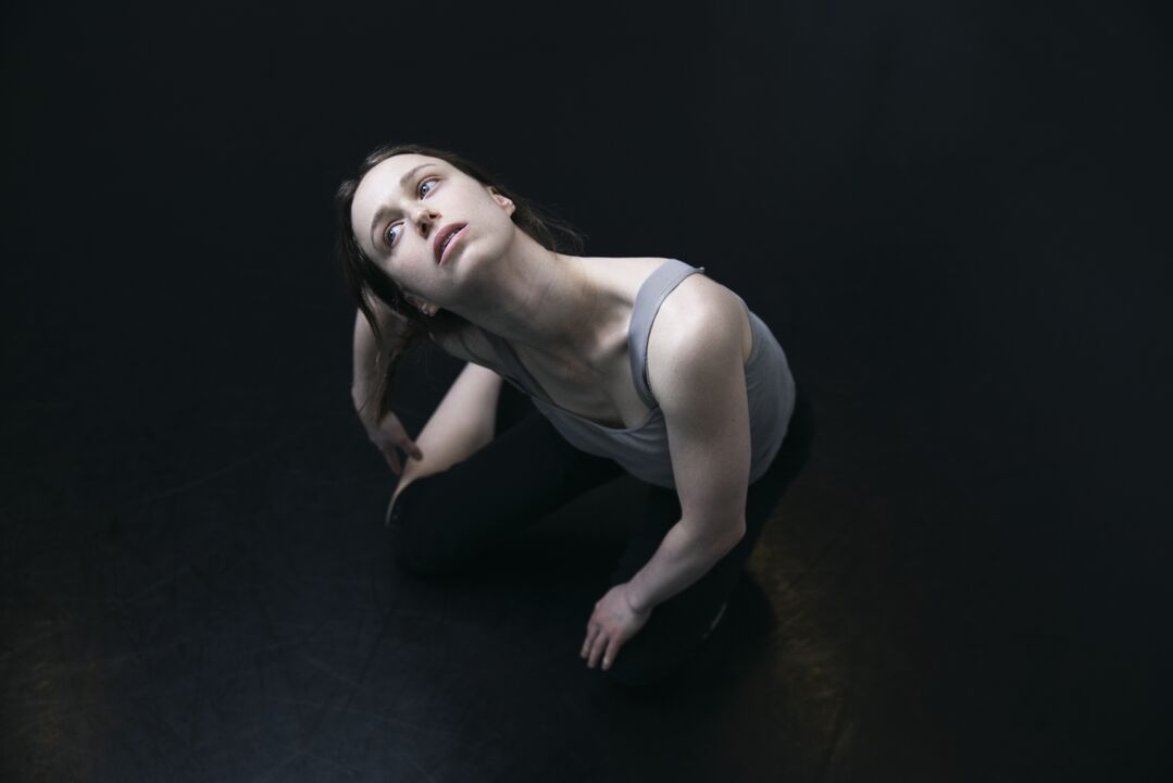maker die op de grond danst 