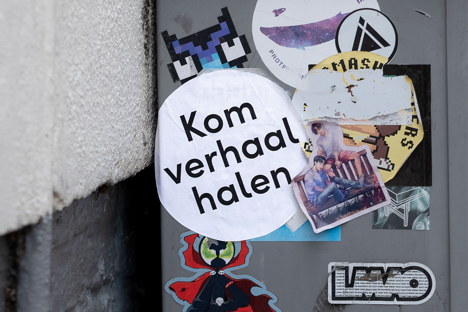 Er gebeurt iets tussen mensen en groepen, in woorden en wat tussen de regels zit. 