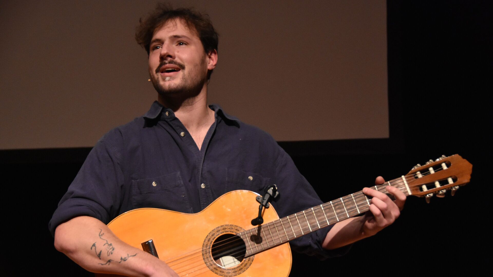 Fer speelt de gitaar