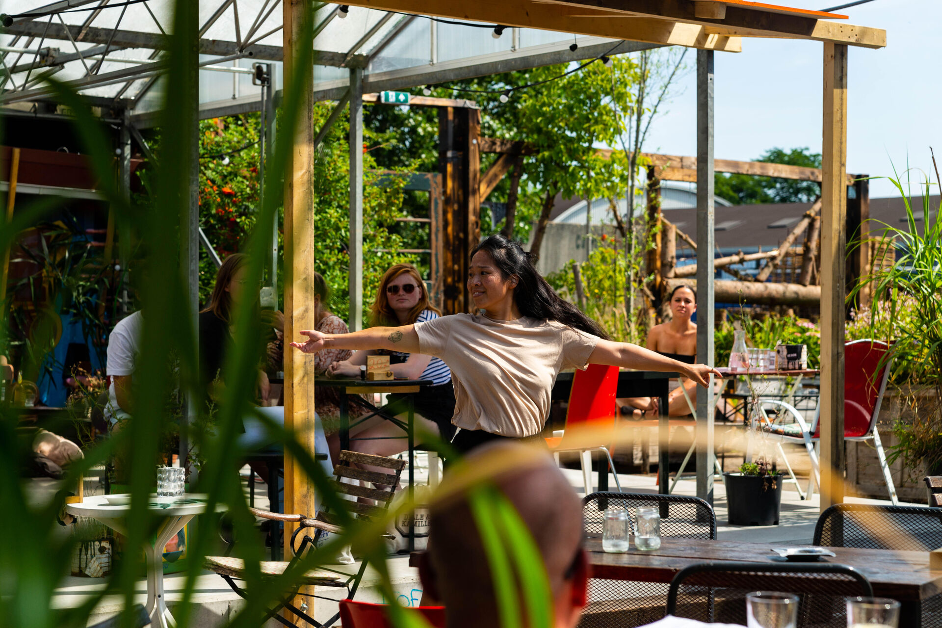 Foto: Jiaxin tijdens Café Theater Festival 2022 op het Cultuurterras van De Nijverheid