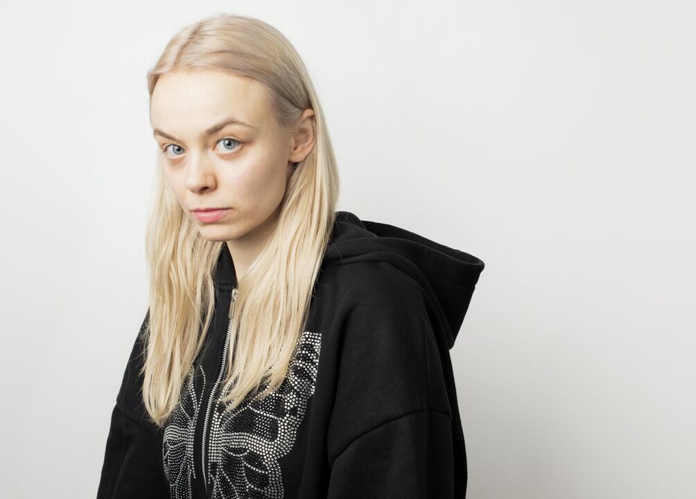 Blonde vrouw kijkt naar de camera