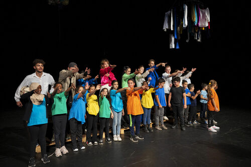 It takes a Child to raise a Village / Fábrica 