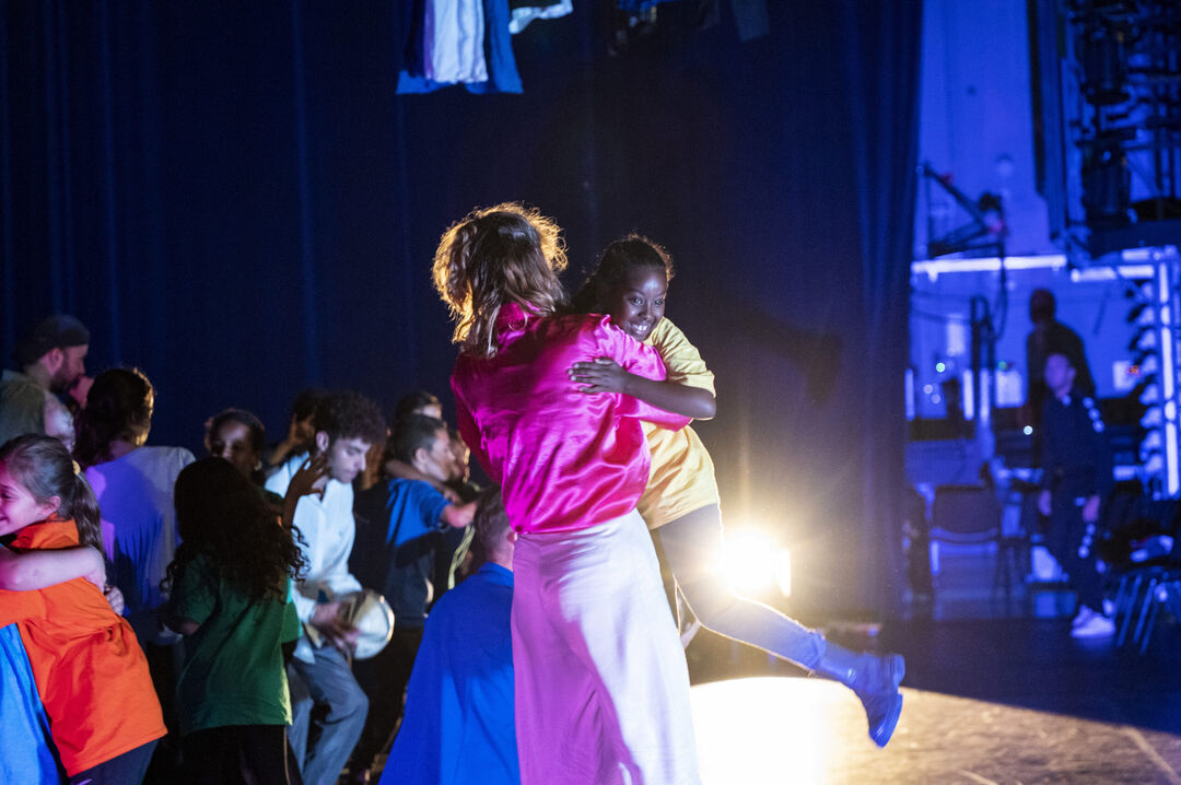 It takes a child to raise a village / Fábrica