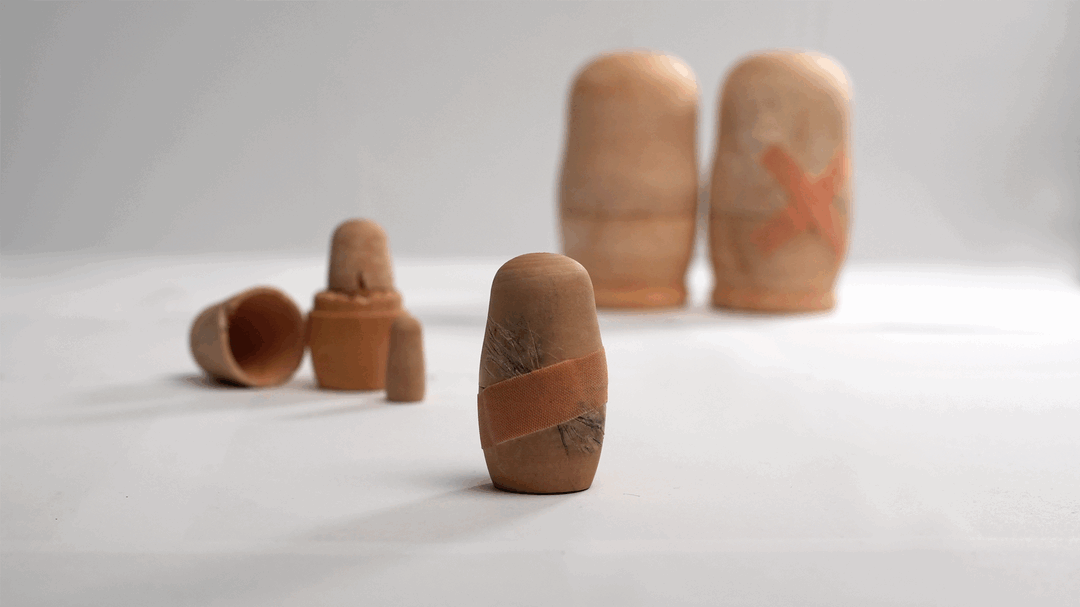 Familieopstelling met houten poppetjes en pleisers