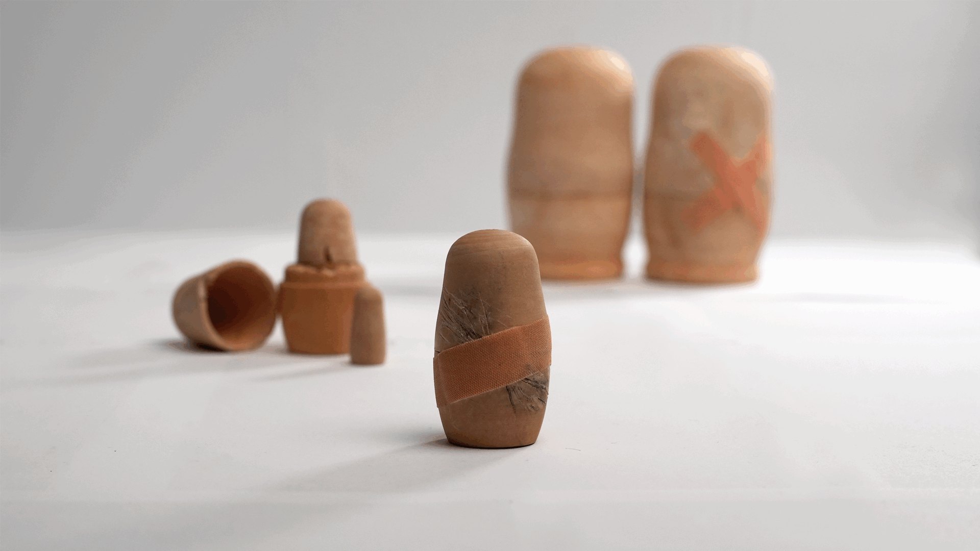 Familieopstelling met houten poppetjes en pleisers