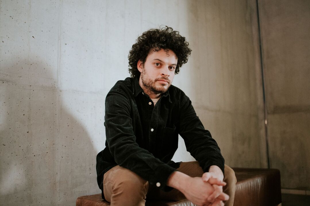 Mathieu Wijdeven zittend op een bank