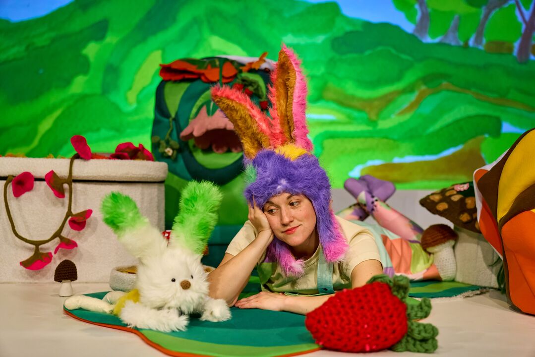 Speler kijkt naar een knuffel en is omringd met kleurrijk decor