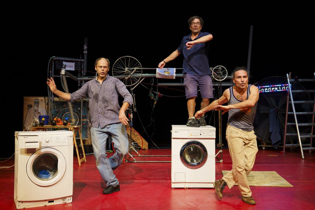 drie mensen aan het dansen