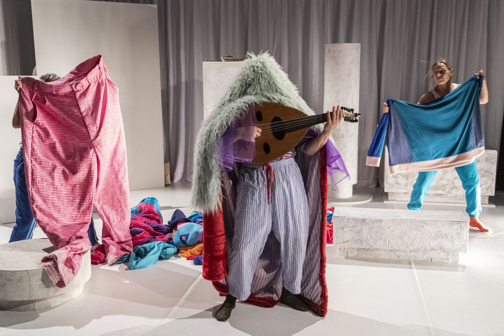 Spelers dansen en maken muziek
