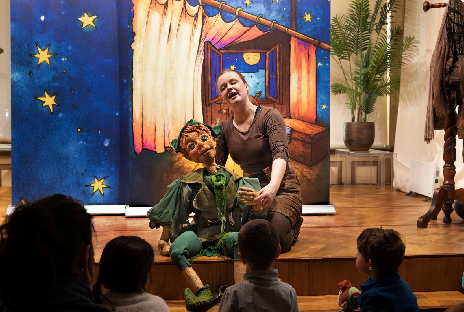 Speler zit naast peter pan op het toneel
