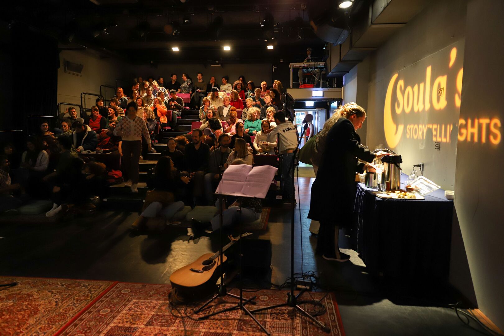 Zaal tijdens een Soula storytelling night