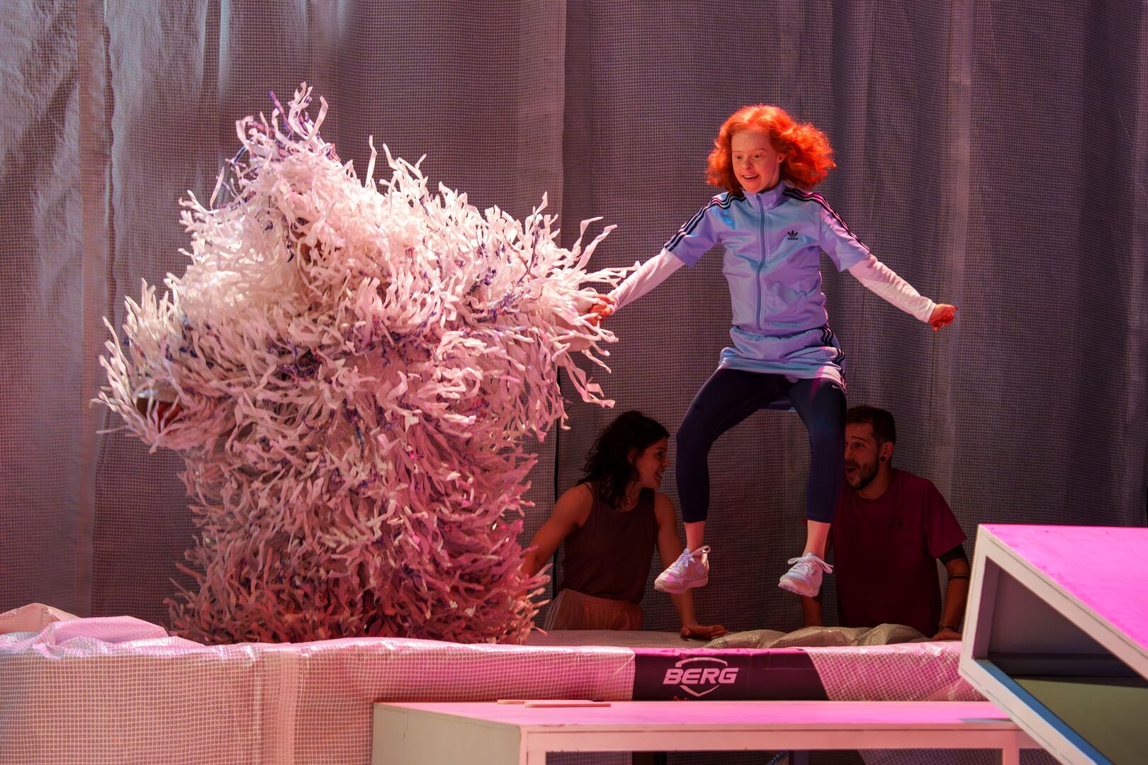 Yeti en een speler springen