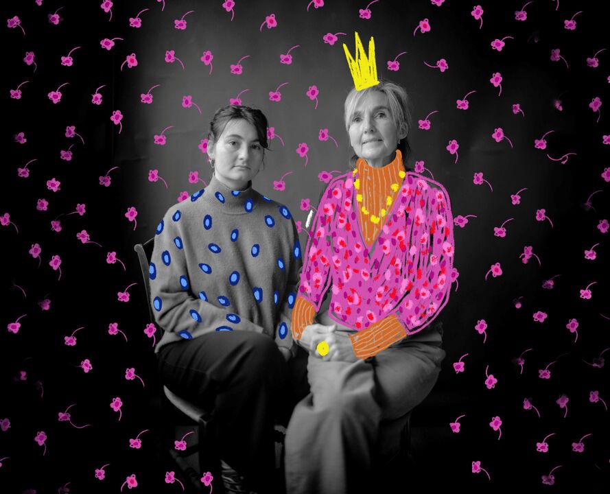 Een zwart wit foto van twee vrouwen met kleurrijke illustraties op en rond om hun heen